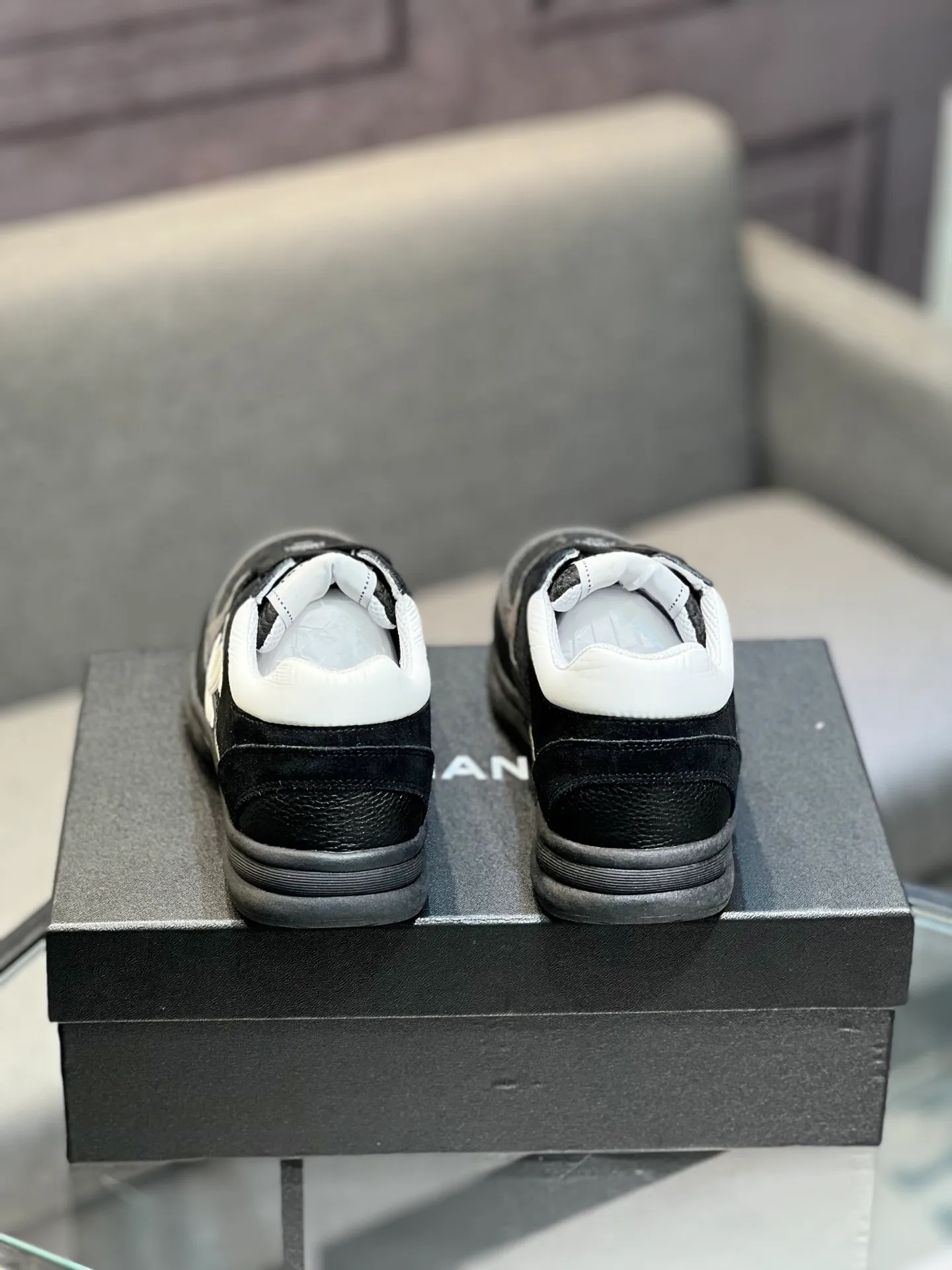 Men's men's shoes 💰620 Exclusive real shot (top version) CHANEL Chanel 2025ss color matching thick-soled casual sports shoes and sneakers. The counter is synchronized. The counter is very popular. A shoe that is very difficult to buy. The most popular thick-soled panda shoes on the Internet. It can be imagined that Xiaoxiang control can't miss it. It has both good looks and comfort. Simple and versatile white shoes. The thick sole increases the height and is super versatile. Close your eyes and wear it. Whoever wears it will look better. Upper: calfskin Lining: imported sheepskin lining Outsole: TPU original outsole Size: 35-44 (customized for women 41 and 40, and 45 for men)